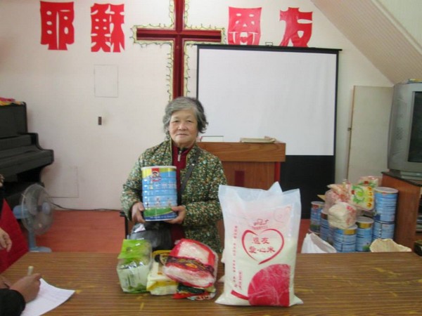 【前鎮恩友中心】2015年三月，到教會領取物資。