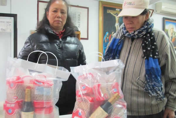南港恩友一月，受助戶至教會領取生活物資。