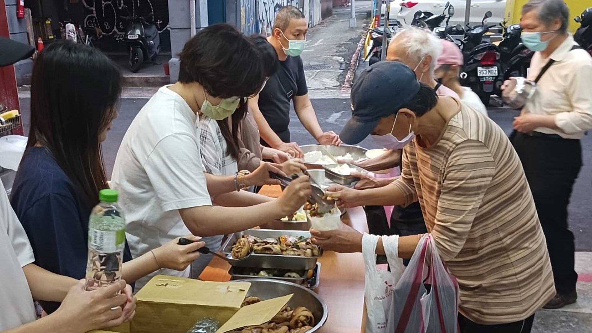 台北恩友中心提供餐食