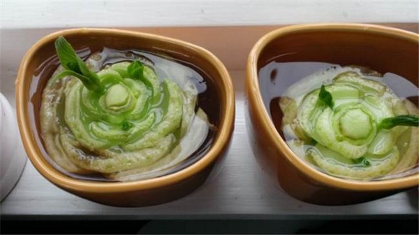 將白菜根端浸在水中，並放置在光線良好的地方。