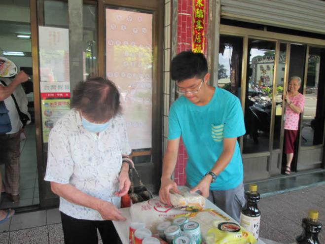 阿姨是第一次來到台南恩友中心領取愛心關懷物資。很客氣，不斷說著謝謝，臉上也流露出些許的不好意思。