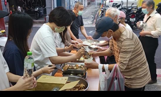 台北恩友中心提供餐食