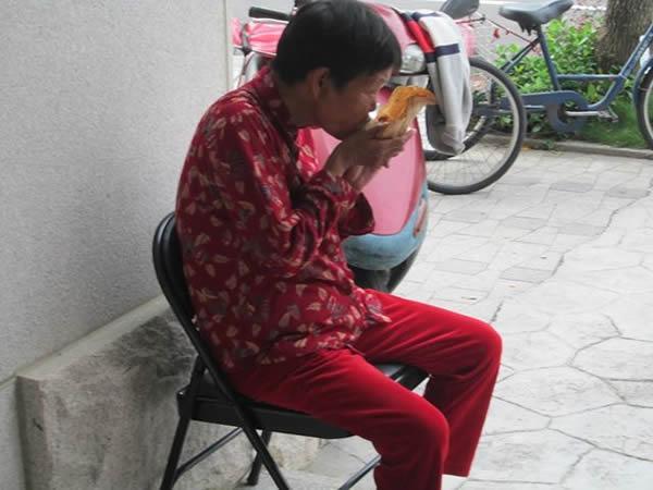 同工一早起來，看到媽媽又來到騎樓下等教會開門，而媽媽看到同工，第一句話就問說：「有沒有早餐可以吃？」而每次的回答，也都讓媽媽失望了；有時候又會問